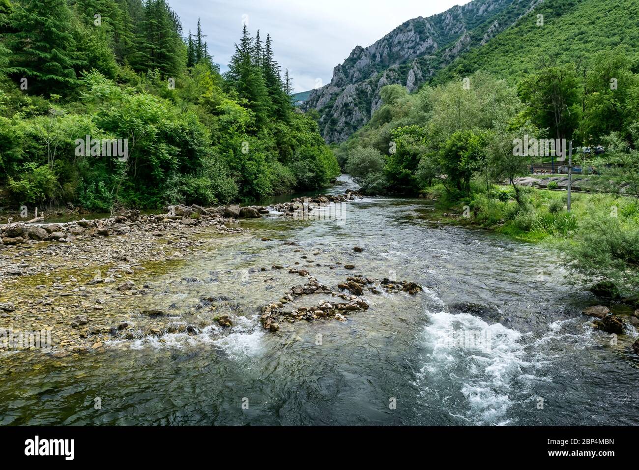 Treska Fluss im westlichen Teil von Nord-Mazedonien, ein rechter Nebenfluss zu Vardar, knapp unterhalb der Matka Schlucht Stockfoto