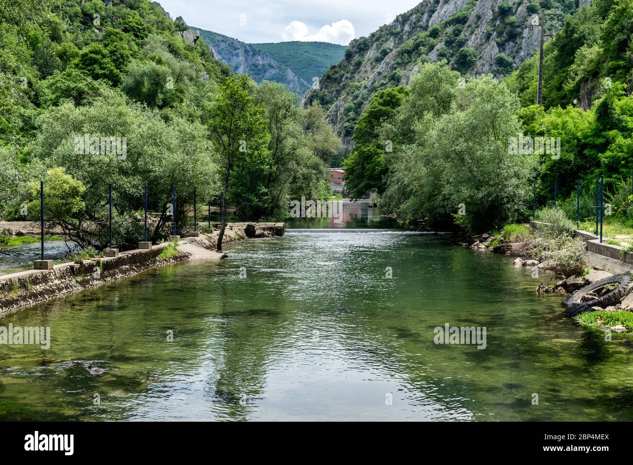 Treska Fluss im westlichen Teil von Nord-Mazedonien, ein rechter Nebenfluss zu Vardar, knapp unterhalb der Matka Schlucht Stockfoto