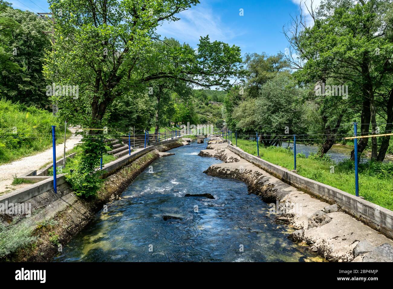 Treska Fluss im westlichen Teil von Nord-Mazedonien, ein rechter Nebenfluss zu Vardar, knapp unterhalb der Matka Schlucht Stockfoto