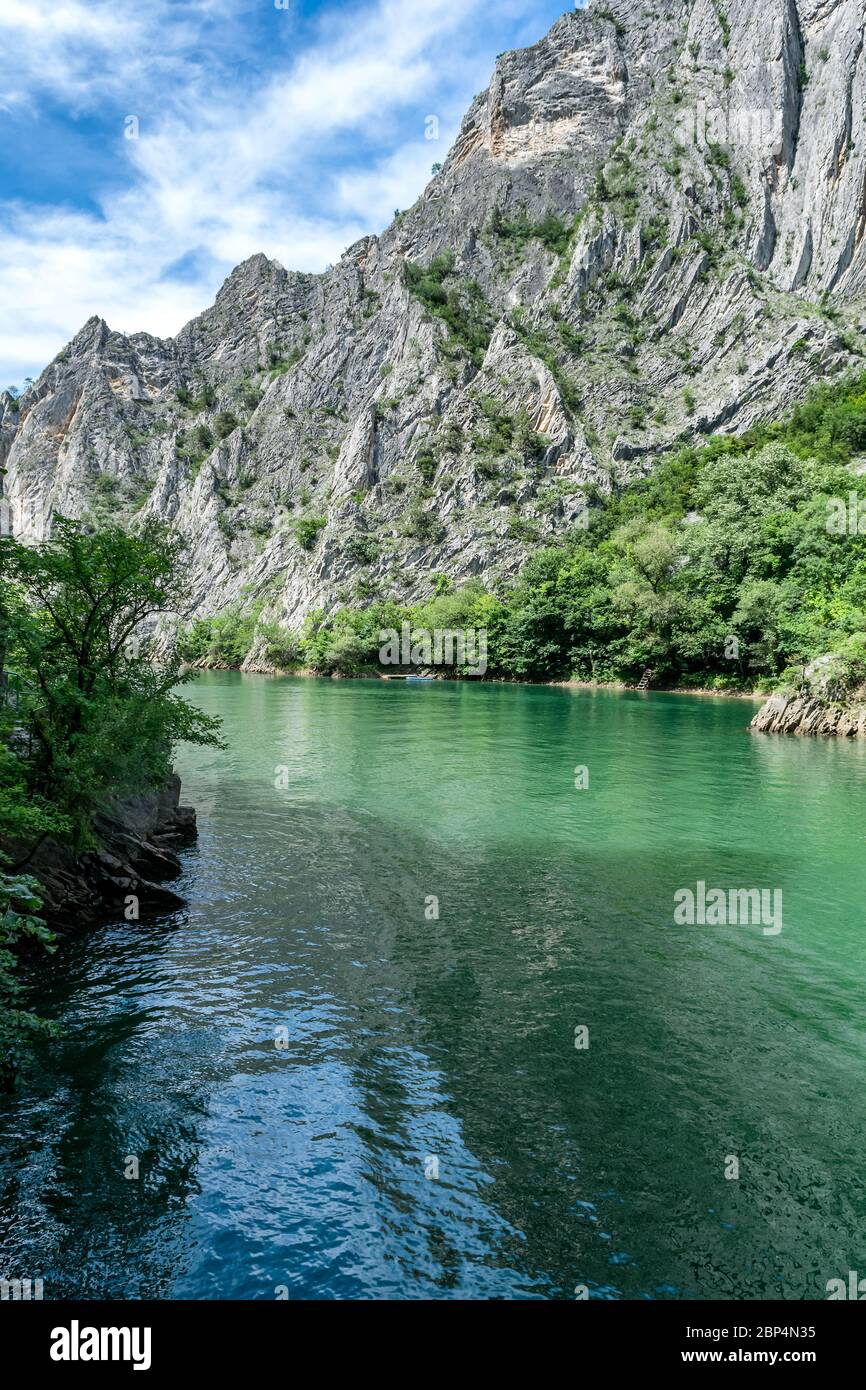 Matka Canyon und Matka See - westlich von Zentral Skopje, Nord Mazedonien. Es ist eines der beliebtesten Outdoor-Ziele in Mazedonien Stockfoto