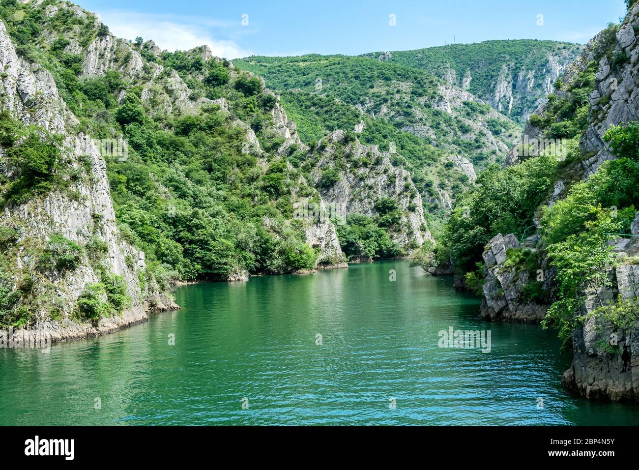 Matka Canyon und Matka See - westlich von Zentral Skopje, Nord Mazedonien. Es ist eines der beliebtesten Outdoor-Ziele in Mazedonien Stockfoto