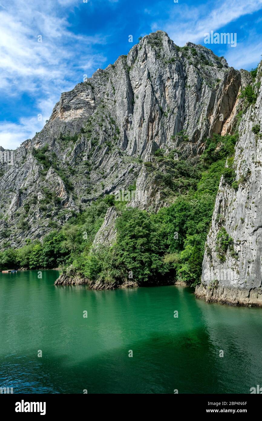 Matka Canyon und Matka See - westlich von Zentral Skopje, Nord Mazedonien. Es ist eines der beliebtesten Outdoor-Ziele in Mazedonien Stockfoto