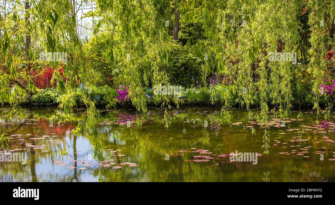 Monets Haus und Garten, Seerosenteich und Blumengarten, Giverny, Normandie, Frankreich Stockfoto
