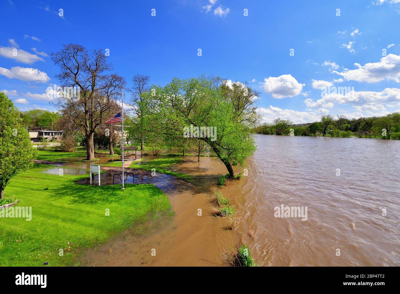 South Elgin, Illinois, USA. Nach einem Sturm, der schwere Regenfälle auf die Gegend warf, überschwemmte das Wasser eines geschwollenen Fox River seine Ufer. Stockfoto