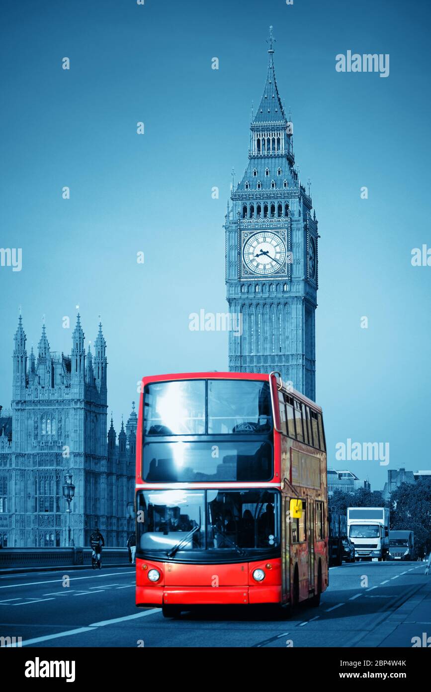 Doppelstock-roter Bus auf Westminster Bridge mit Big Ben in London ...