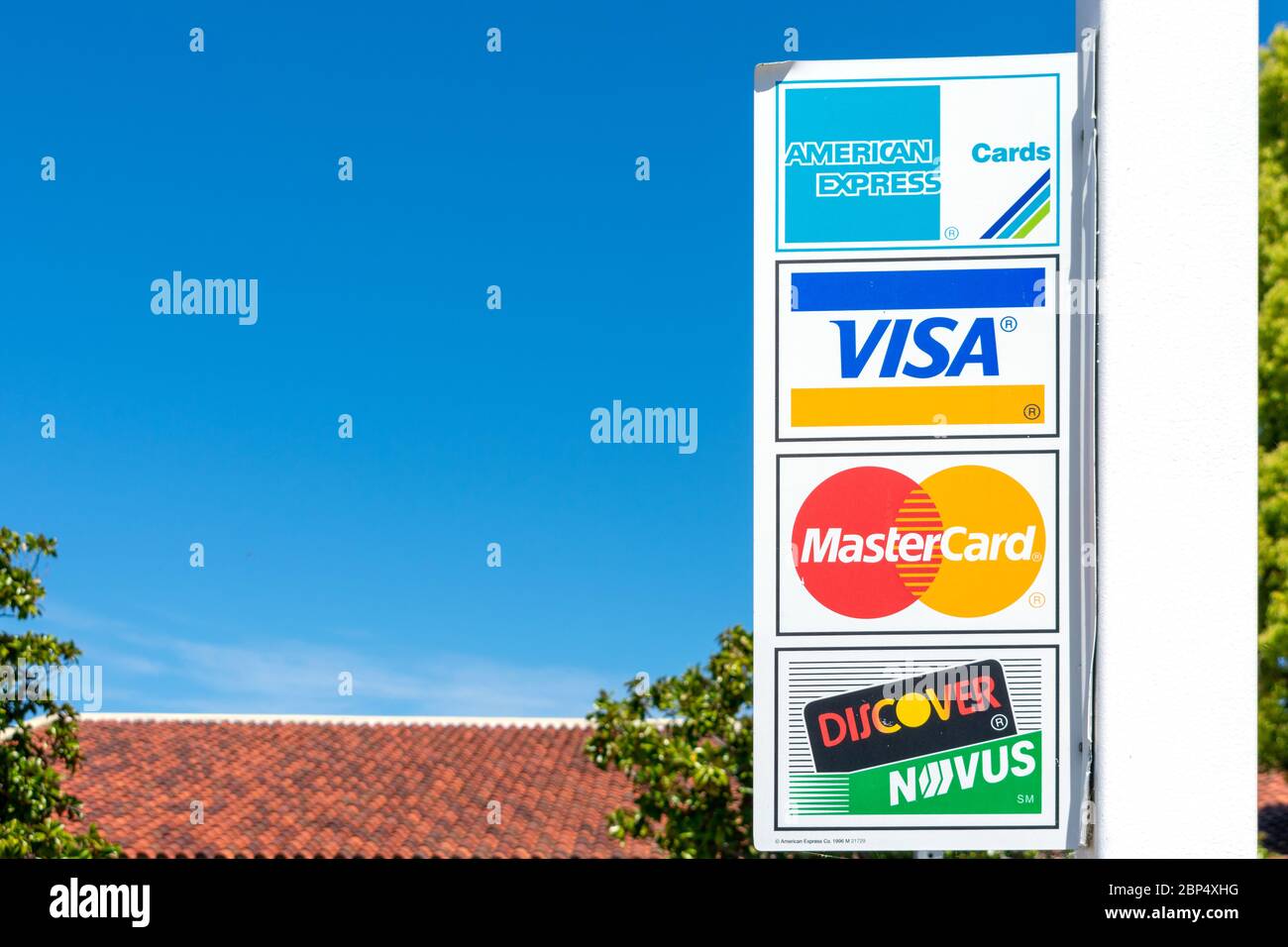 American Express, MasterCard, VISA, Discover Zahlungsoptionen auf dem Schild im Freien in der Nähe von Geschäftsstandort beworben - San Jose, Kalifornien, USA - 2020 Stockfoto