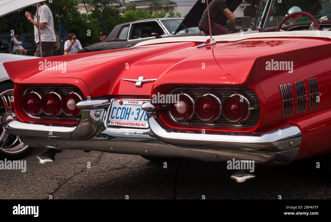 TORONTO, KANADA - 08 18 2018: Rückleuchten in Chromdüsen, Chrom Stoßstange und Seitendekorationen von 1960 Ford Thunderbird Cabrio Oldtimer gerahmt Stockfoto TORONTO, KANADA - 08 18 2018: Rückleuchten in Chromdüsen, Chrom Stoßstange und Seitendekorationen von 1960 Ford Thunderbird Cabrio Oldtimer gerahmt Stockfoto