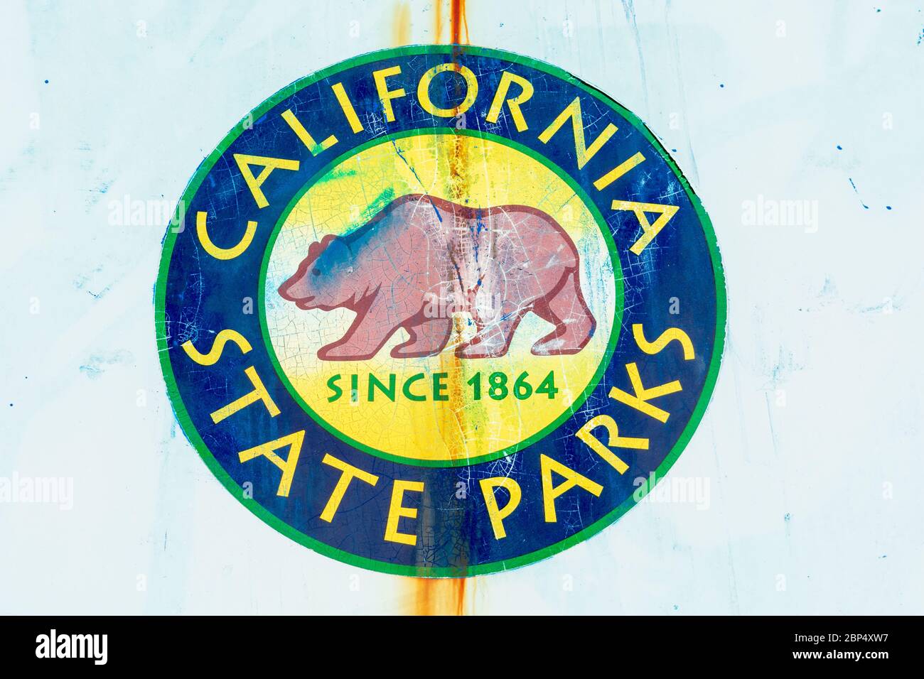 Verwittertes Schild für California State Parks. Nahaufnahme - Santa Cruz, Kalifornien, USA - April 2020 Stockfoto