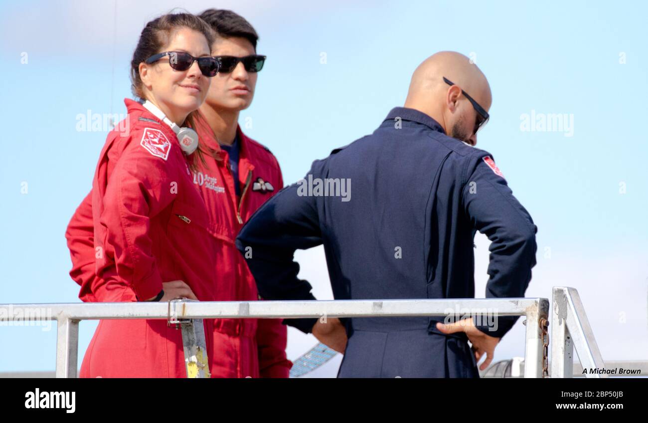 Captain Jennifer Casey und andere Mitarbeiter während der Airshow London 2019 Performance der Royal Canadian Air Force Snowbirds. Stockfoto