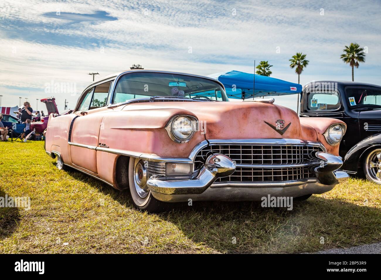 Daytona Beach, FL / USA- 24. November 2018: 1955 rostige rosa Cadillac Coupe de Ville beim Daytona Turkey Run im Herbst 2018. Stockfoto