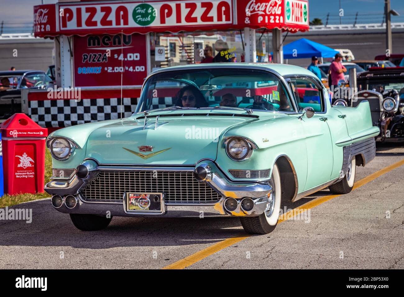 Daytona Beach, FL / USA- 24. November 2018: 1957 Green Cadillac Series 75 Fleetwood 4-türige Hardtop beim Herbst 2018 Daytona Turkey Run. Stockfoto