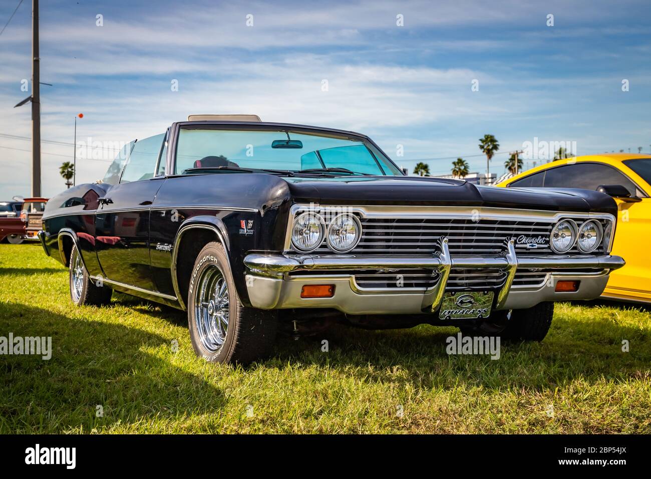 Daytona Beach, FL / USA- 24. November 2018: 1966 schwarzes Chevrolet Impala SS 2-türige Cabriolet beim Herbst 2018 Daytona Turkey Run. Stockfoto
