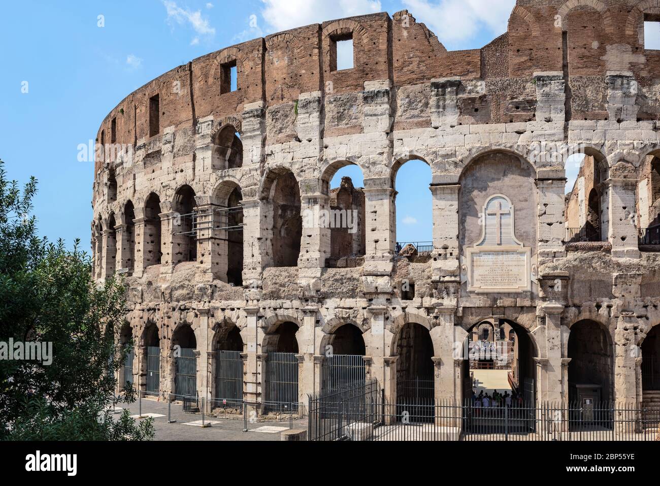 Blick auf den Eingang des Flavian Amphitheaters, das als Kolosseum in Rom, Italien, bekannt ist. Stockfoto