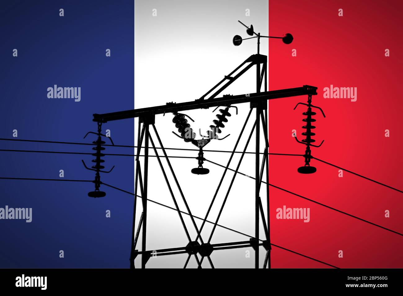 Konzeptdarstellung mit französischer Flagge im Hintergrund und alter Stromleitung Silhouette im Vordergrund Symbol für die bevorstehende Energiekrise Stockfoto