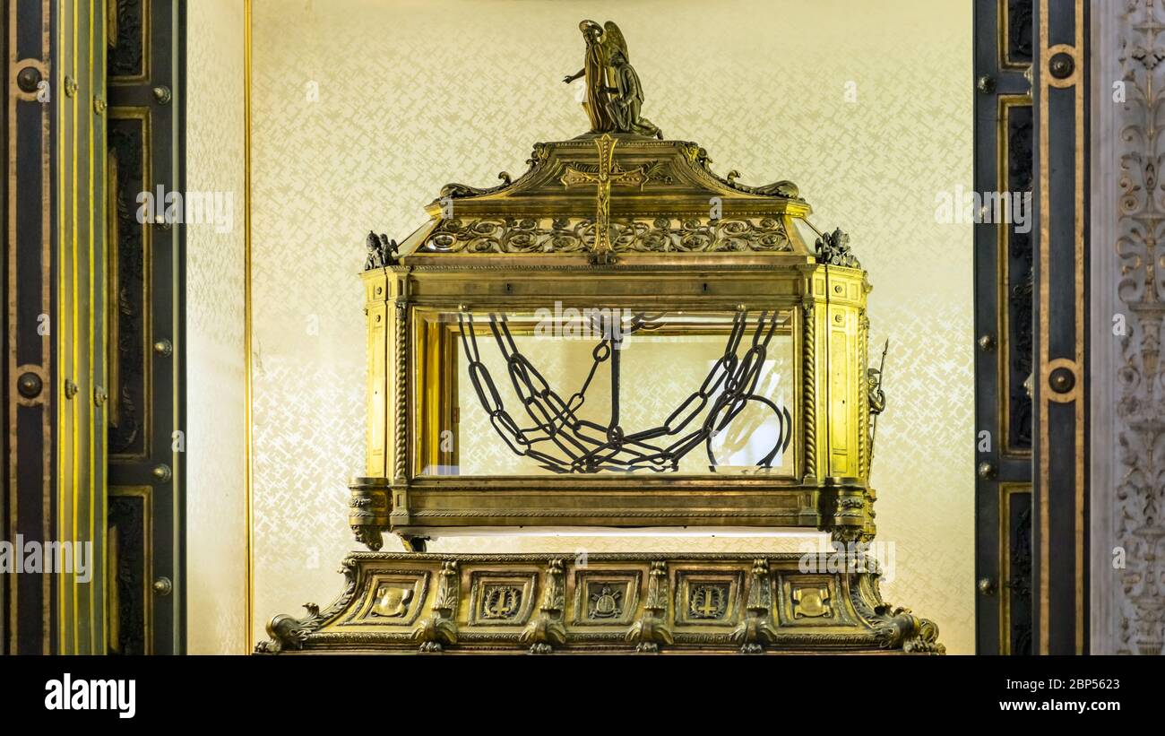 Rom, Italien - 30. August 2014: Reliquienschrein mit den Ketten des heiligen Petrus in der Kirche des heiligen Petrus in Ketten, San Pietro in Vincoli, in Rom, Italien Stockfoto