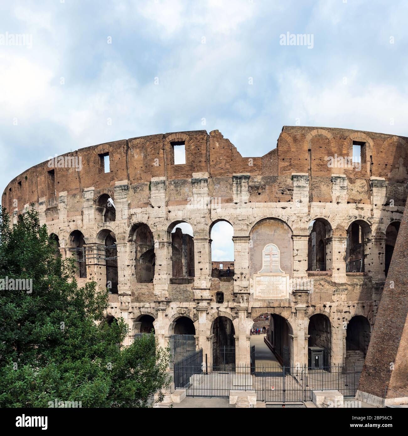 Blick auf einen der Eingänge zum Flavian Amphitheater, das als Kolosseum in Rom, Italien, bekannt ist. Stockfoto