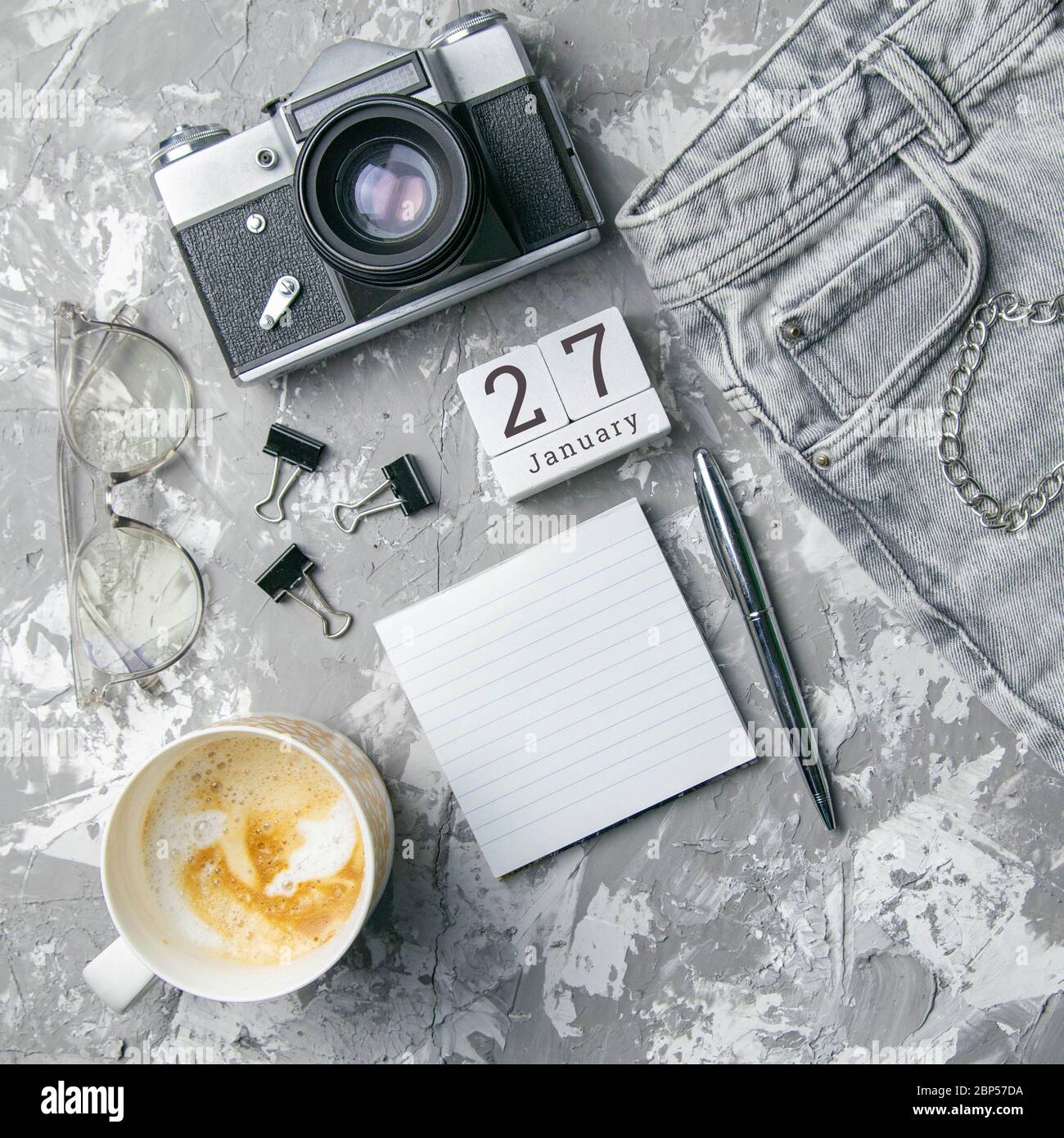 Januar 27 auf dem Holzkalender.der 27. Tag des Wintermonats, ein Kalender für den Arbeitsplatz. Winter Stockfoto