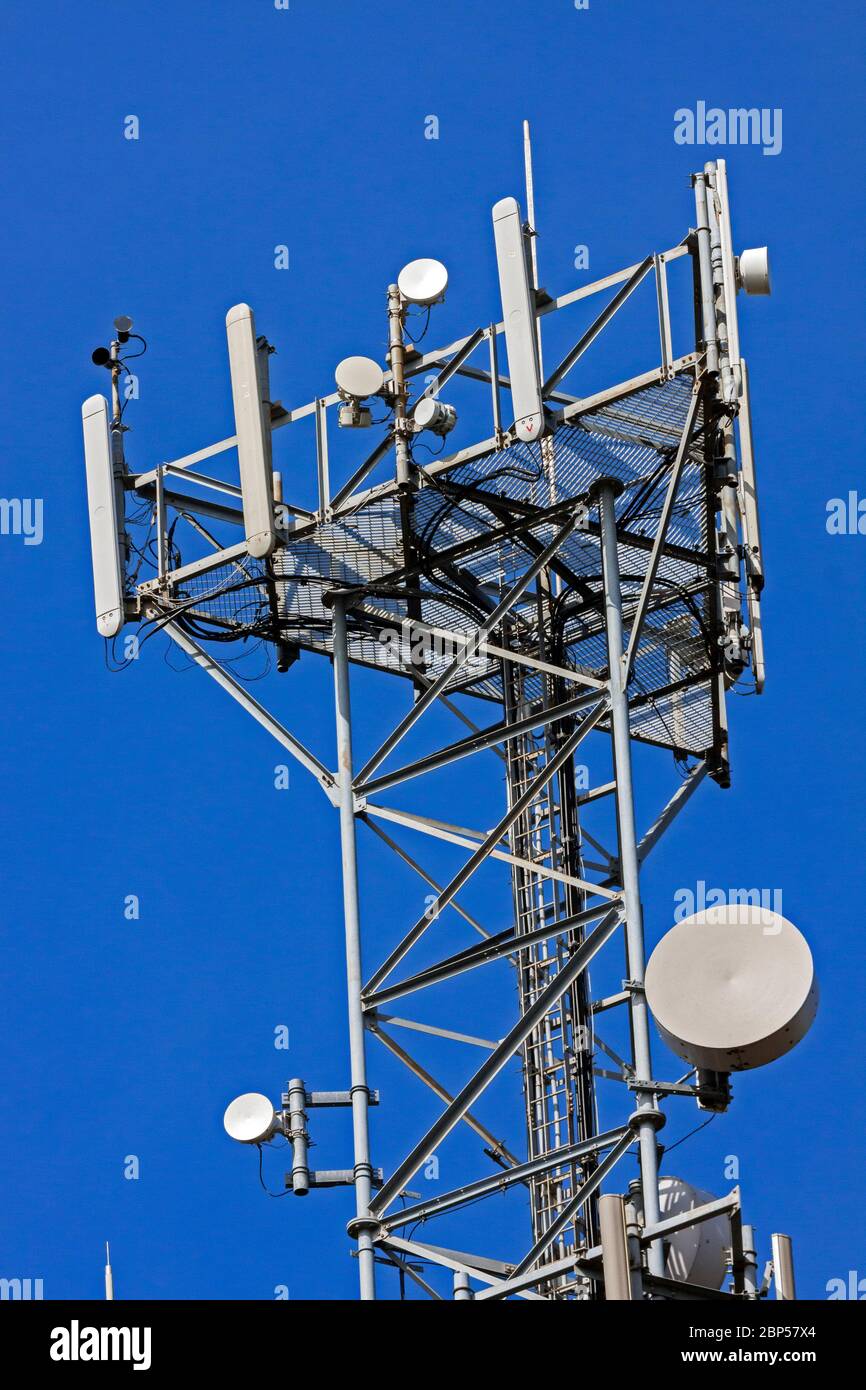 Funkantennen auf einem Metallmast Stockfoto