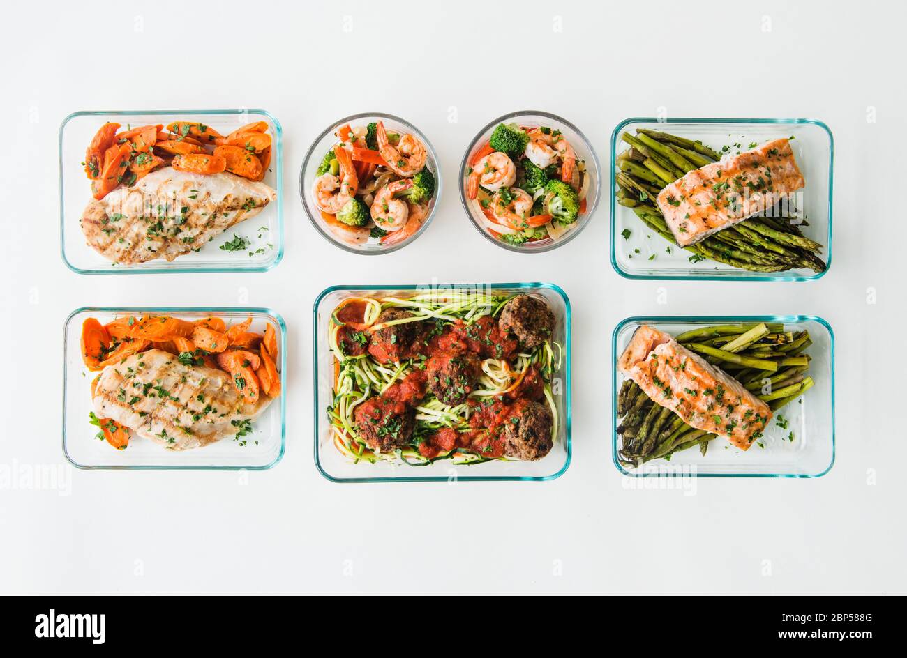 Behälter für die Zubereitung von Mahlzeiten, gefüllt mit gesunden Mittagessen Stockfoto