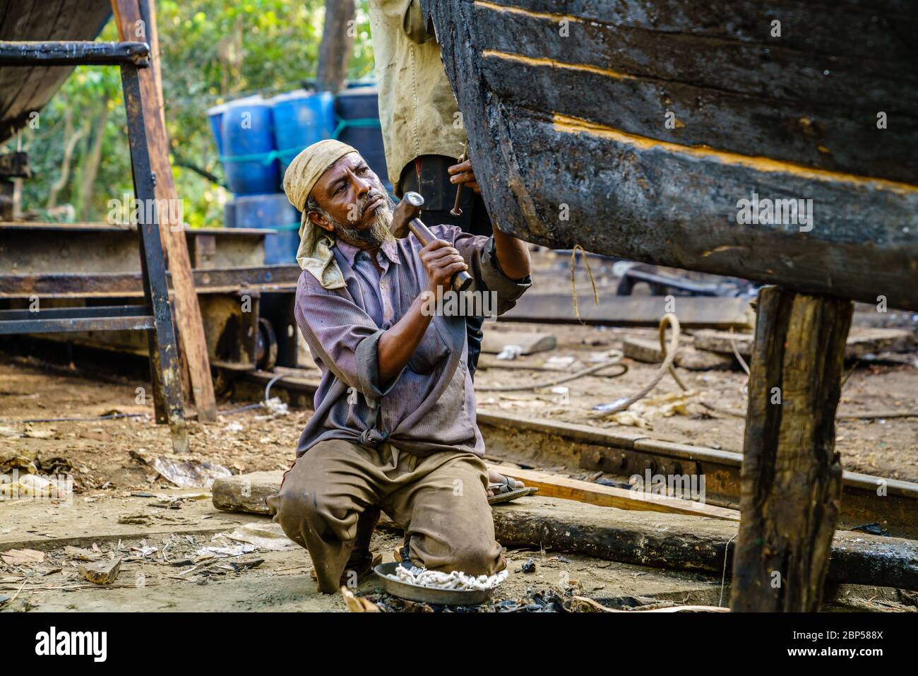 Chittagong, Bangladesch, 22. Dezember 2017: Auf einer Werft am Karnaphuli River bei Chittagong, Banglad, hüft der Mensch auf traditionellen Fischerbooten Stockfoto