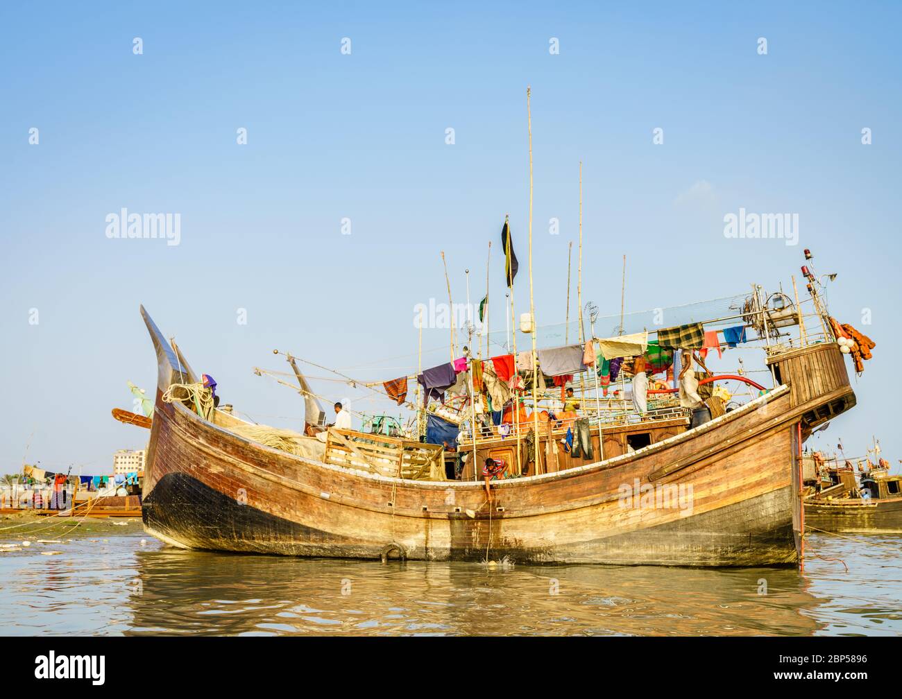 Chittagong, Bangladesch, 22. Dezember 2017: Traditionelles Fischerboot im Hafen des Karnaphuli River in Chittagong, Bangladesch Stockfoto