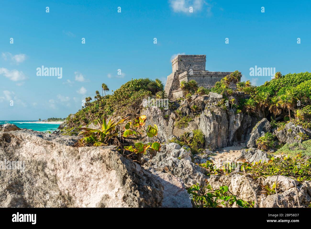 Die Maya-Ruine von Tulum und ihr Strand am Karibischen Meer, Quintana Roo State, Yucatan Peninsula, Mexiko. Vordergrundbau unscharf, scharfes Gebäude. Stockfoto
