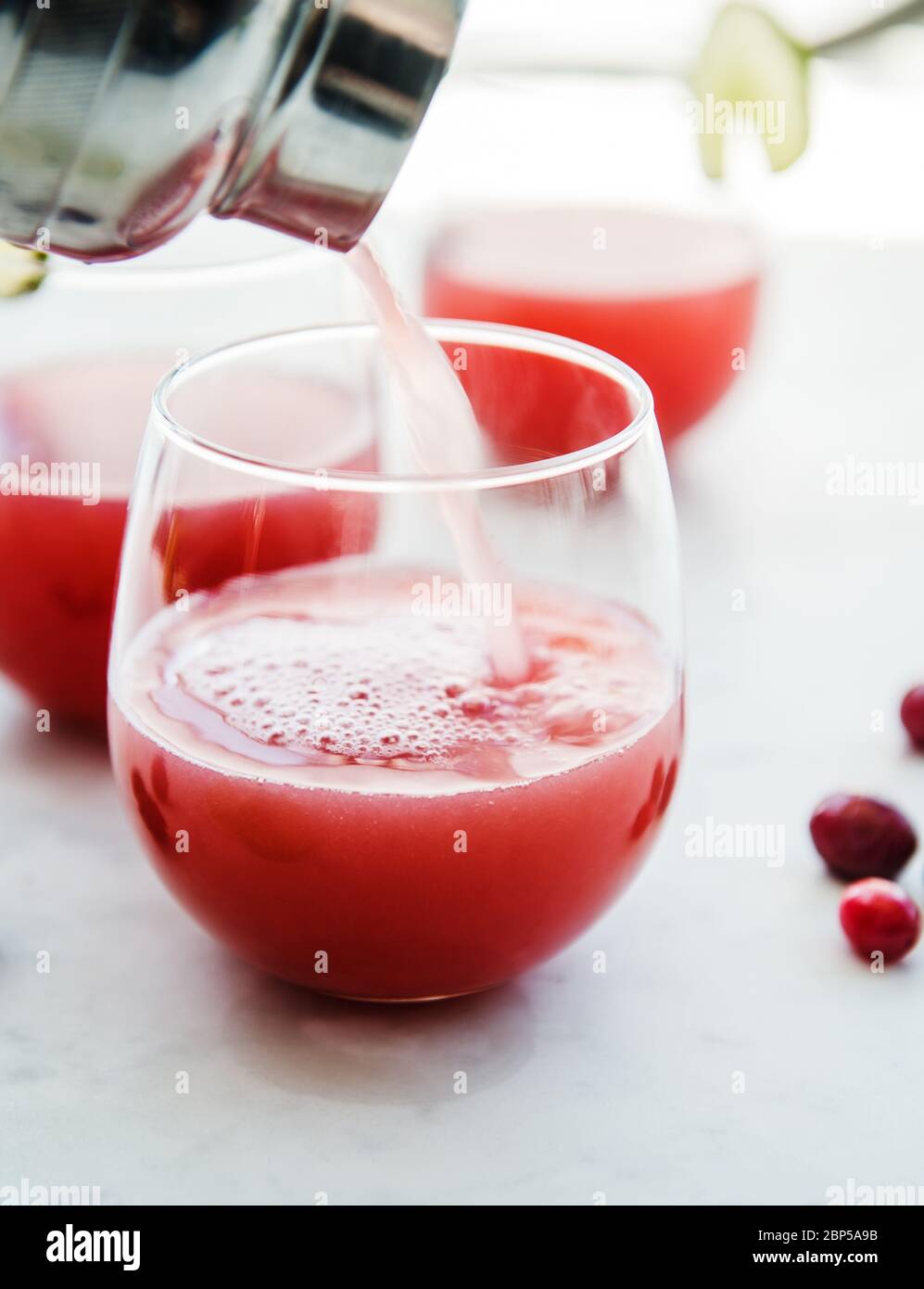 Kosmopolitisch mit Preiselbeeren und Limetten Stockfoto