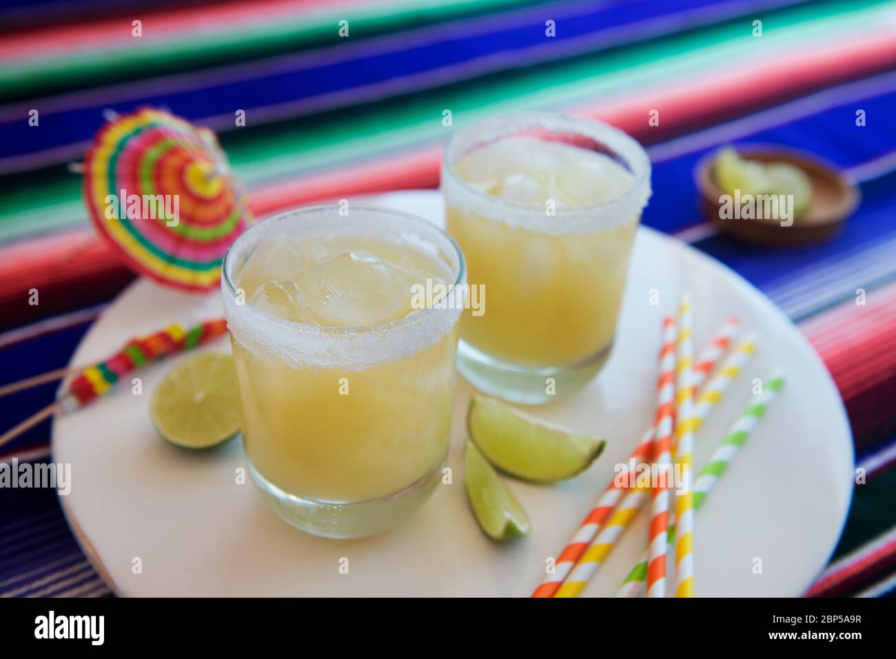 Margaritas auf Eis mit gesalzenem Rand Stockfoto