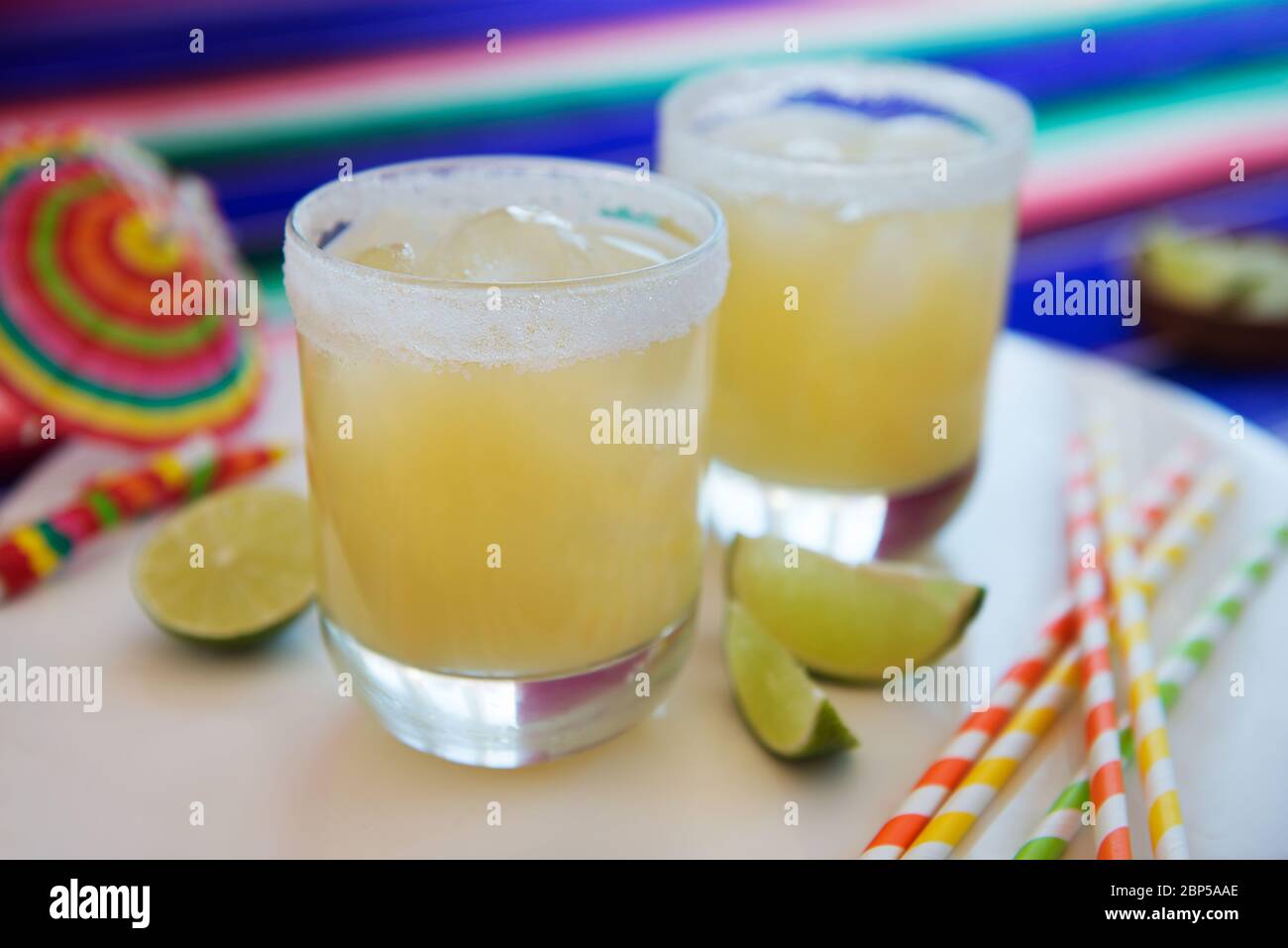 Margaritas auf Eis mit gesalzenem Rand Stockfoto