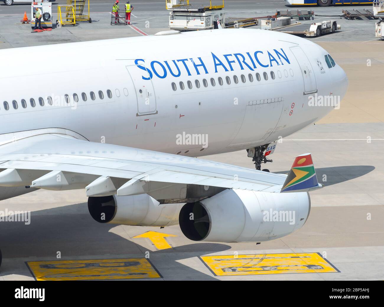 Blick aus der Nähe des Airbus A340 ZS-SXG von South African Airways am Flughafen O R Tambo Johannesburg. Flügel und Flügelchen der A340-300. Fluggesellschaft aus Südafrika. Stockfoto