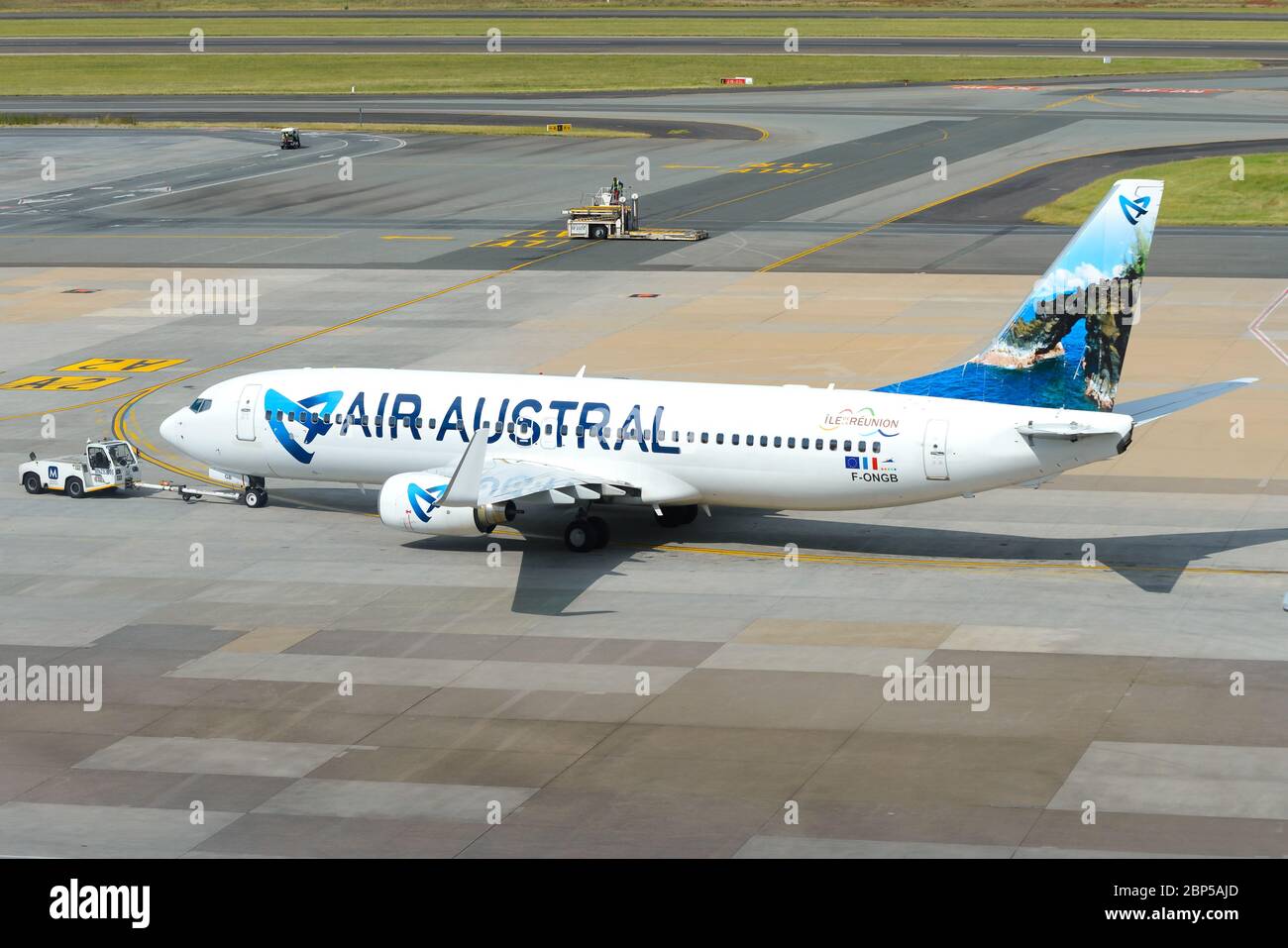 Air Austral Boeing 737 während Rückflug vor dem Flug nach Reunion in Französisch Übersee. 737-800 Flugzeuge F-ONGB am Flughafen Johannesburg in Südafrika. Stockfoto