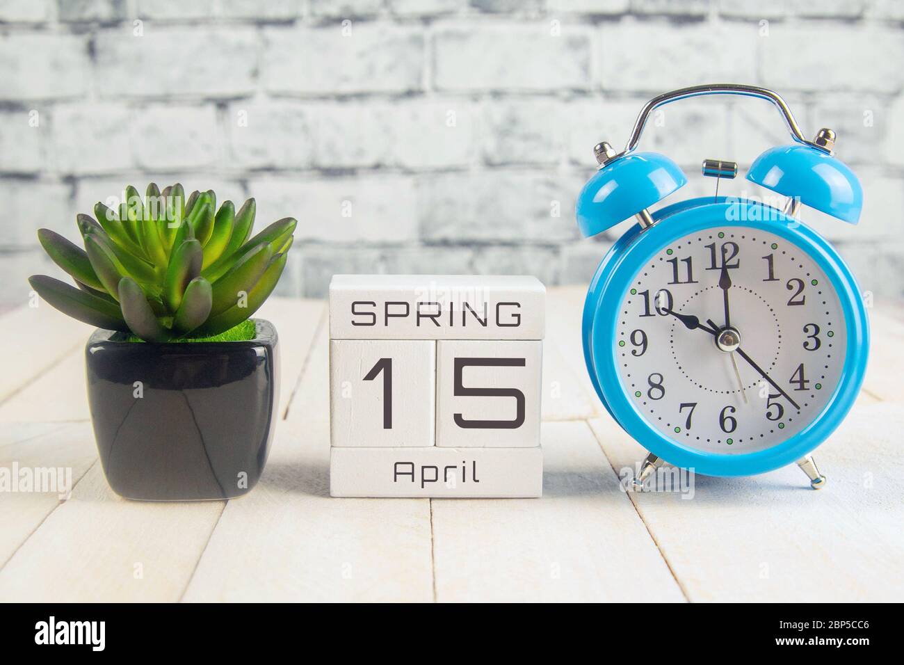 April 15 auf dem Holzkalender.der fünfzehnte Tag des Frühlingsmonats, ein Kalender für den Arbeitsplatz. Feder Stockfoto