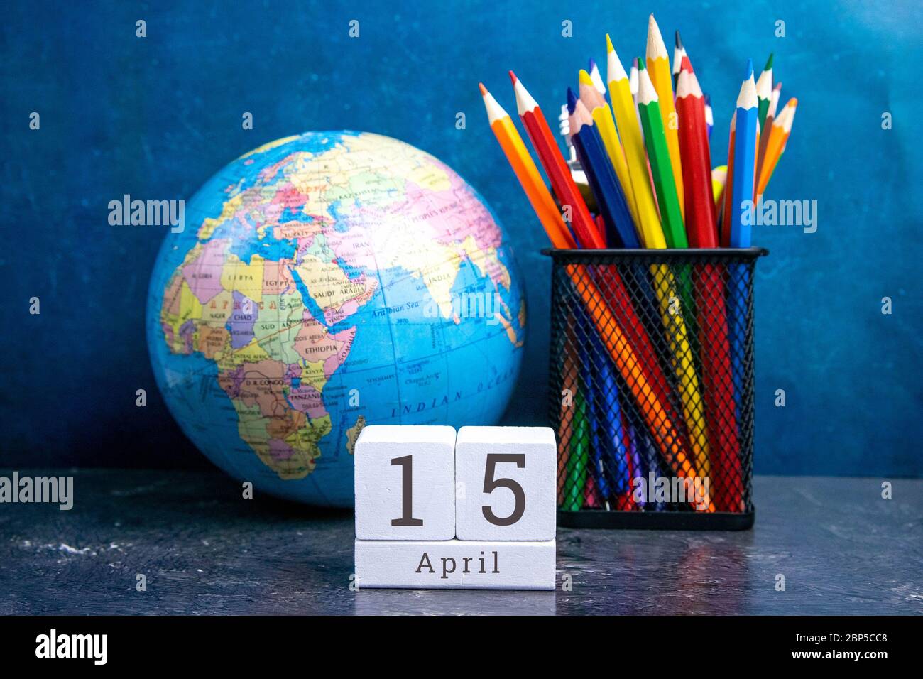 April 15 auf dem Holzkalender.der fünfzehnte Tag des Frühlingsmonats, ein Kalender für den Arbeitsplatz. Feder Stockfoto