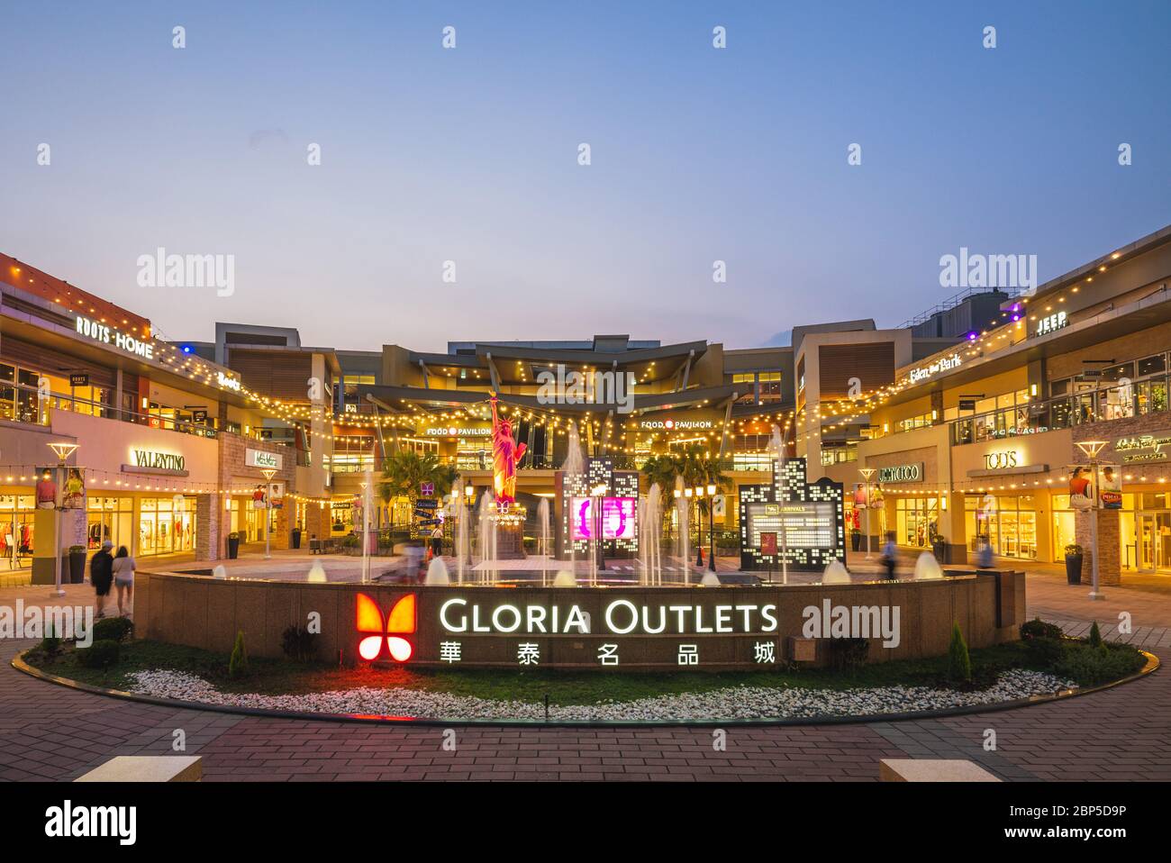 Taoyuan, Taiwan - 14. Mai 2020: Gloria Outlets, ein Einkaufskomplex im Freien, gegenüber der High Speed Rail Taoyuan Station Stockfoto