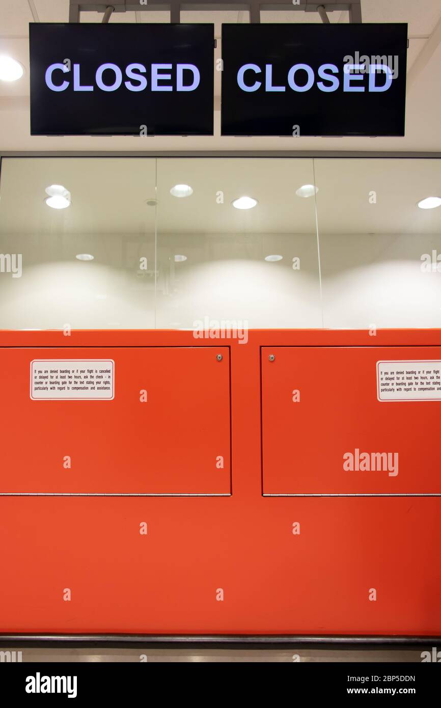 Monitore mit geschlossenen Worten hängen an der Decke im Abflugsteig des Terminals des Flughafens. Stockfoto