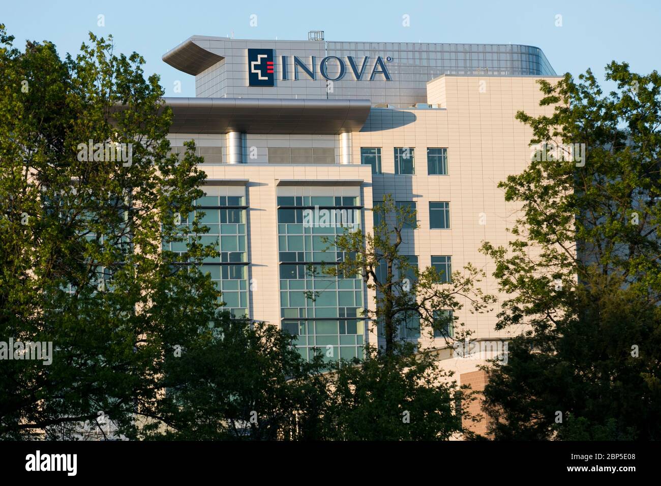 Ein Logo-Schild vor dem Inova Loudoun Hospital in Leesburg, Virginia am 13. Mai 2020. Stockfoto