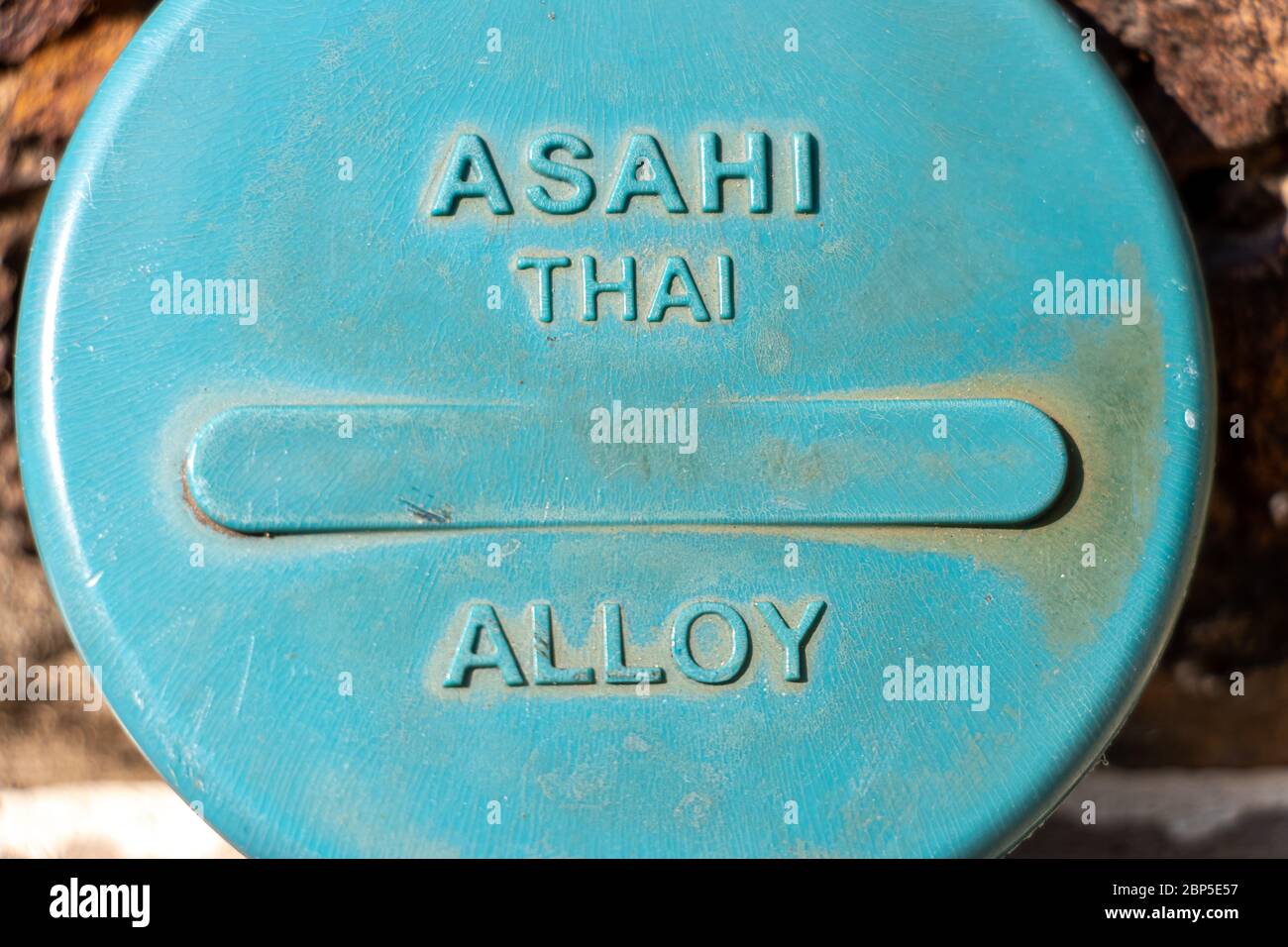 SAMUT PRAKAN, THAILAND, APR 04 2020, Deckel Wasserzähler, Asahi Marke. Stockfoto