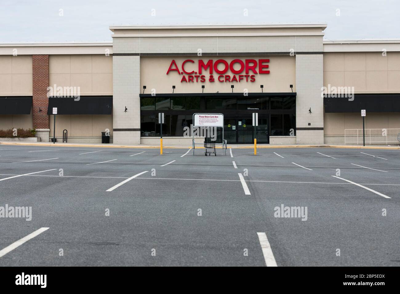 Ein Logo-Schild außerhalb eines nicht mehr existierenden A.C. Moore-Einzelhandelsgeschäft in Charlottesville, Virginia am 13. Mai 2020. Stockfoto