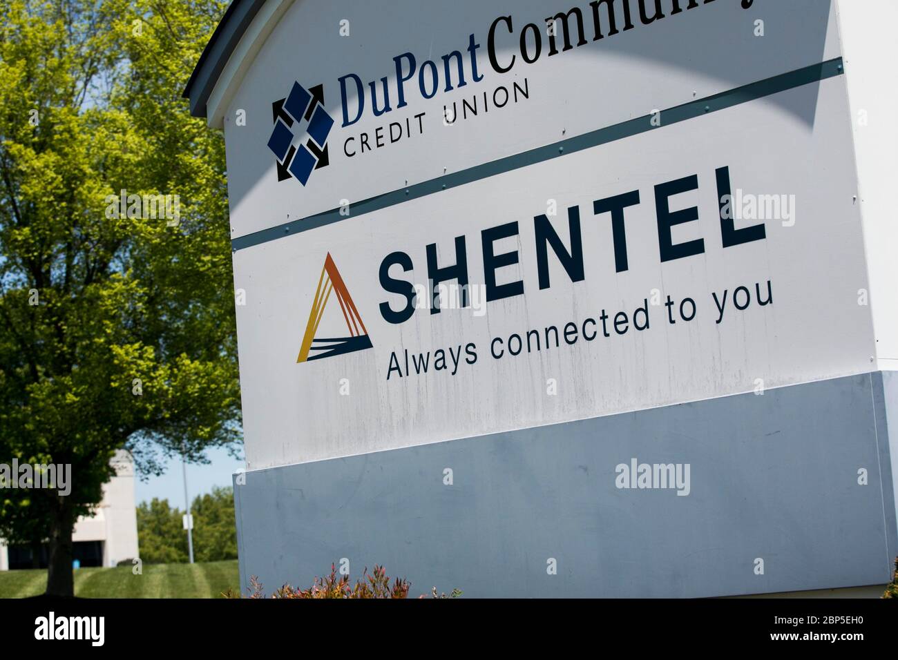 Ein Logo-Schild vor einer Anlage, die am 13. Mai 2020 von Shenandoah Telecommunications Company (Shentel) in Waynesboro, Virginia, besetzt wurde. Stockfoto