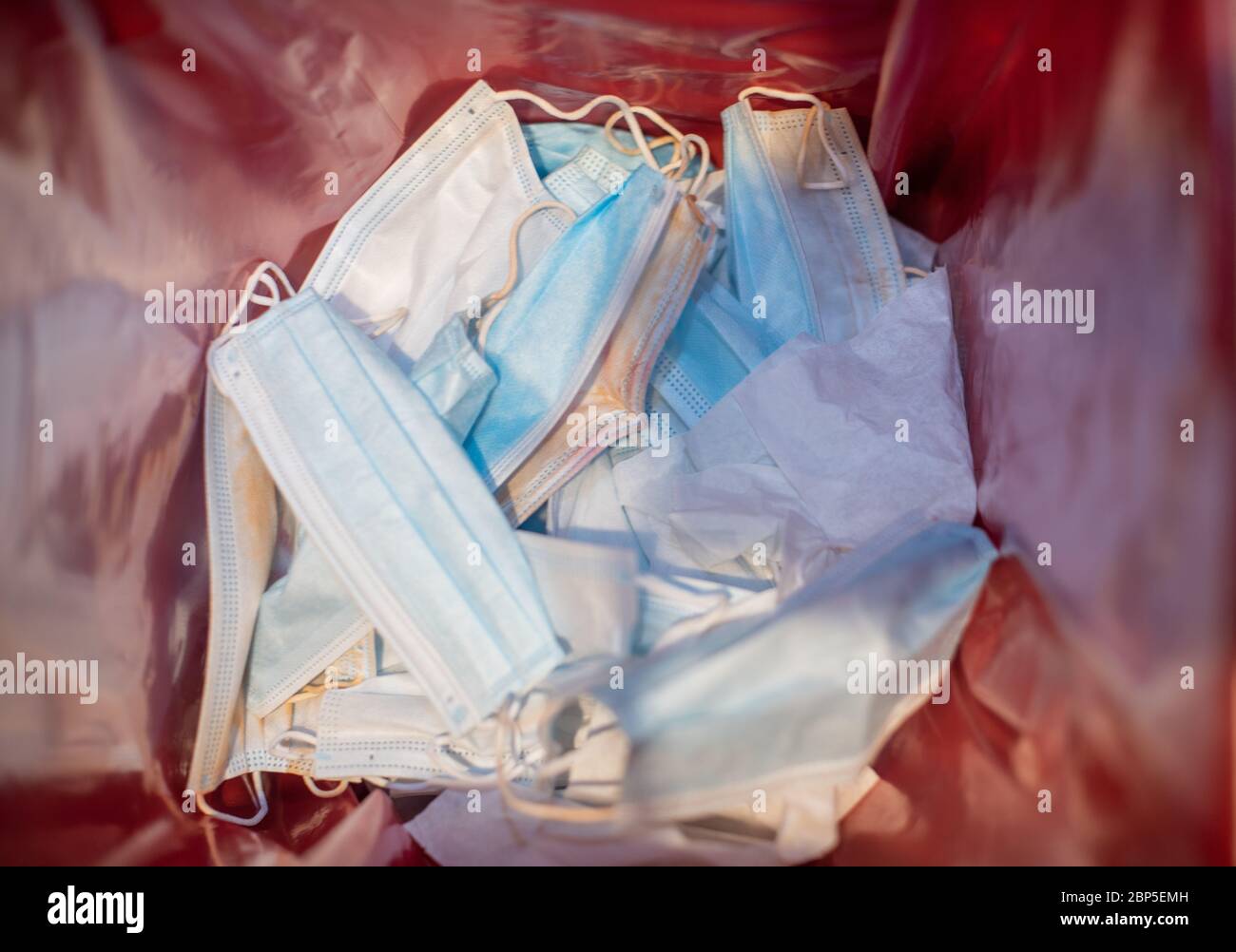 Chirurgische Maske in den Abfallbehälter für medizinische Geräte geworfen Stockfoto