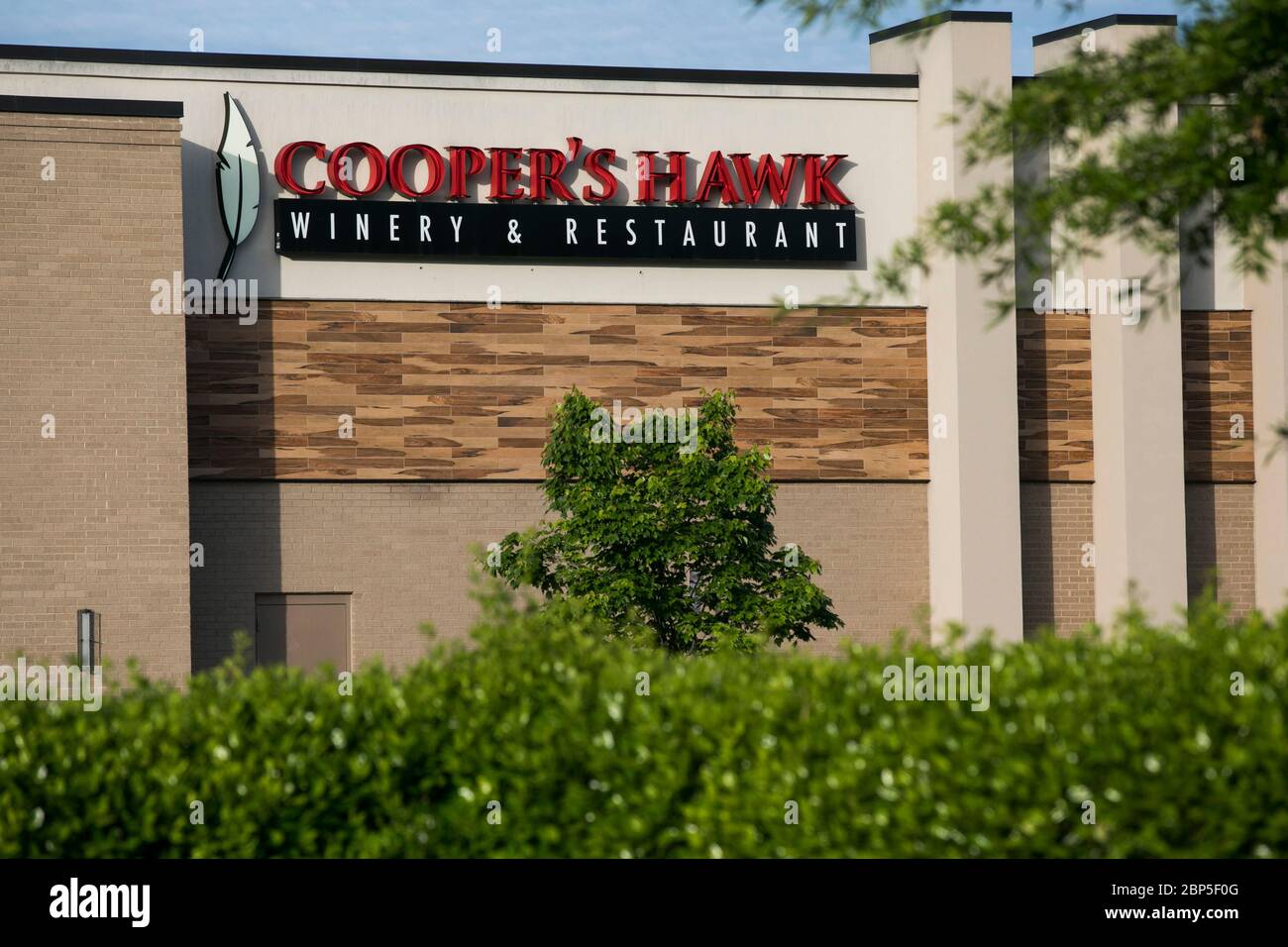 Ein Logo-Schild vor einem Cooper's Hawk Winery & Restaurant in Richmond, Virginia am 13. Mai 2020. Stockfoto