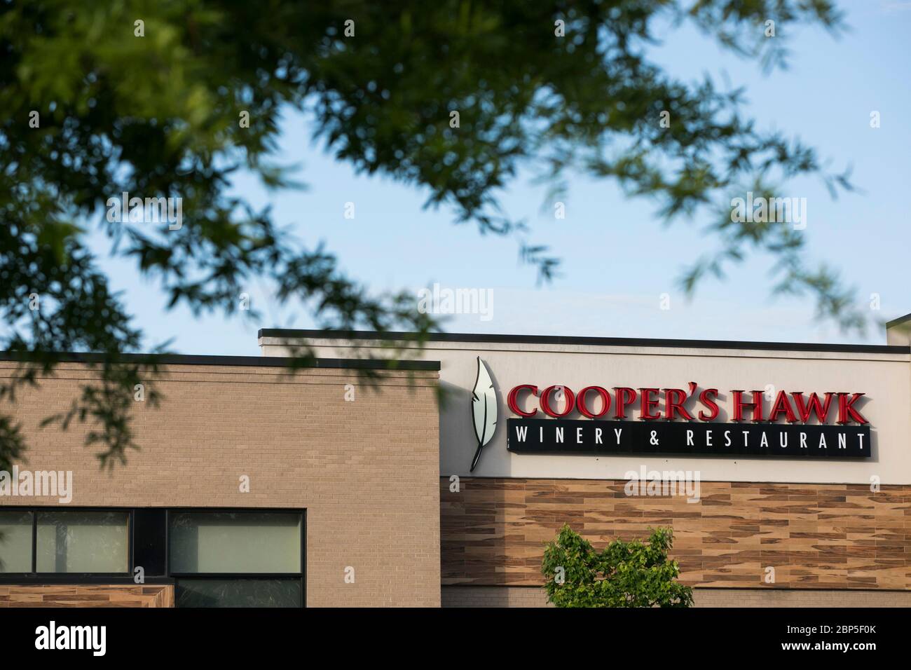 Ein Logo-Schild vor einem Cooper's Hawk Winery & Restaurant in Richmond, Virginia am 13. Mai 2020. Stockfoto