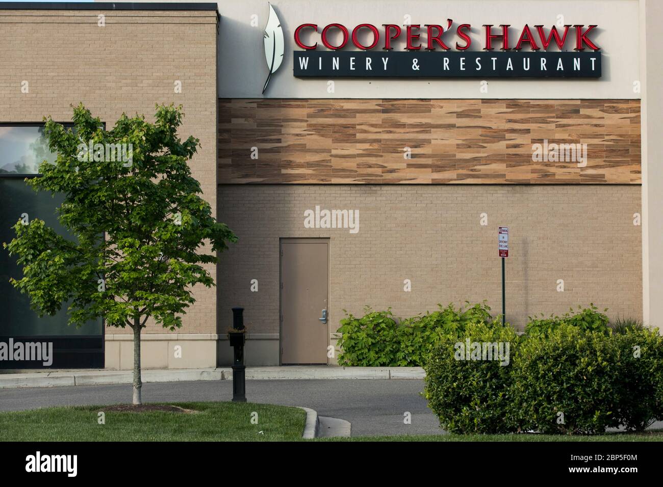 Ein Logo-Schild vor einem Cooper's Hawk Winery & Restaurant in Richmond, Virginia am 13. Mai 2020. Stockfoto