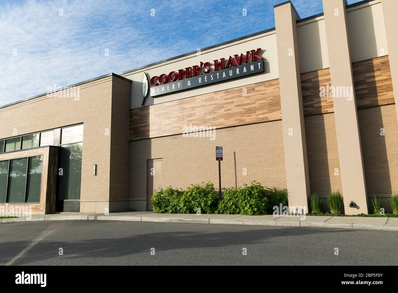 Ein Logo-Schild vor einem Cooper's Hawk Winery & Restaurant in Richmond, Virginia am 13. Mai 2020. Stockfoto