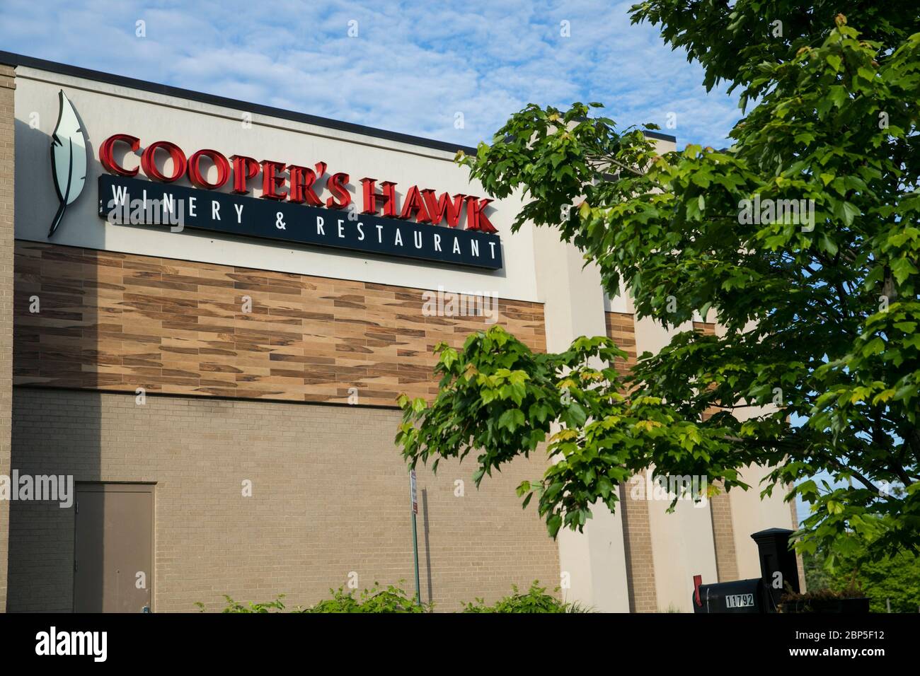 Ein Logo-Schild vor einem Cooper's Hawk Winery & Restaurant in Richmond, Virginia am 13. Mai 2020. Stockfoto