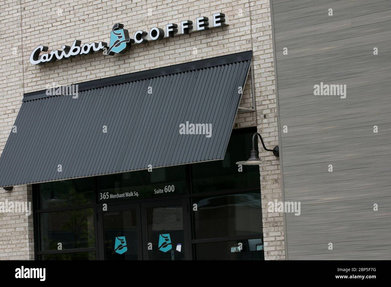 Ein Logo-Schild vor einem Caribou Coffee Company Standort in Charlottesville, Virginia am 13. Mai 2020. Stockfoto