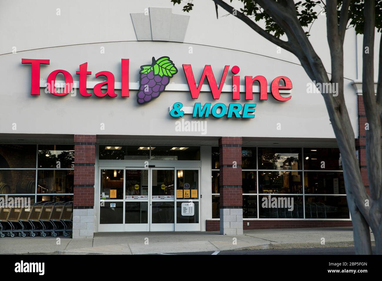 Ein Logo-Schild vor einem Total Wine & More-Einzelhandelsgeschäft in Richmond, Virginia, am 13. Mai 2020. Stockfoto