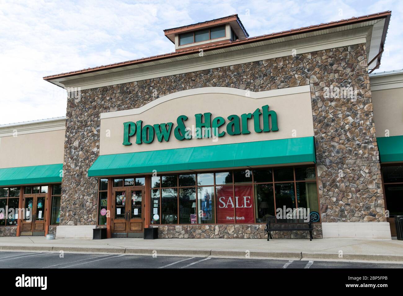 Ein Logo-Schild vor einem Plough & Hearth-Einzelhandelsgeschäft in Richmond, Virginia am 13. Mai 2020. Stockfoto