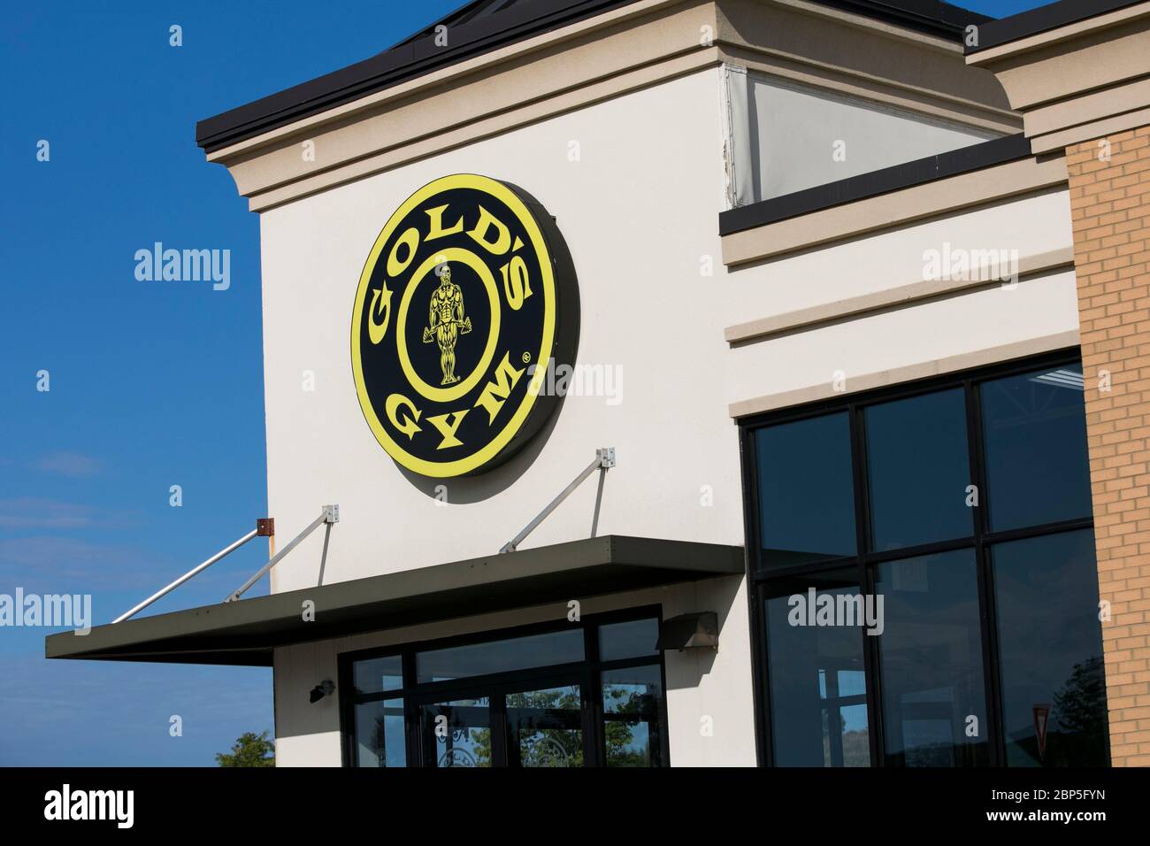 Ein Logo-Schild vor einem Gold's Gym Standort in Midlothian, Virginia am 13. Mai 2020. Stockfoto