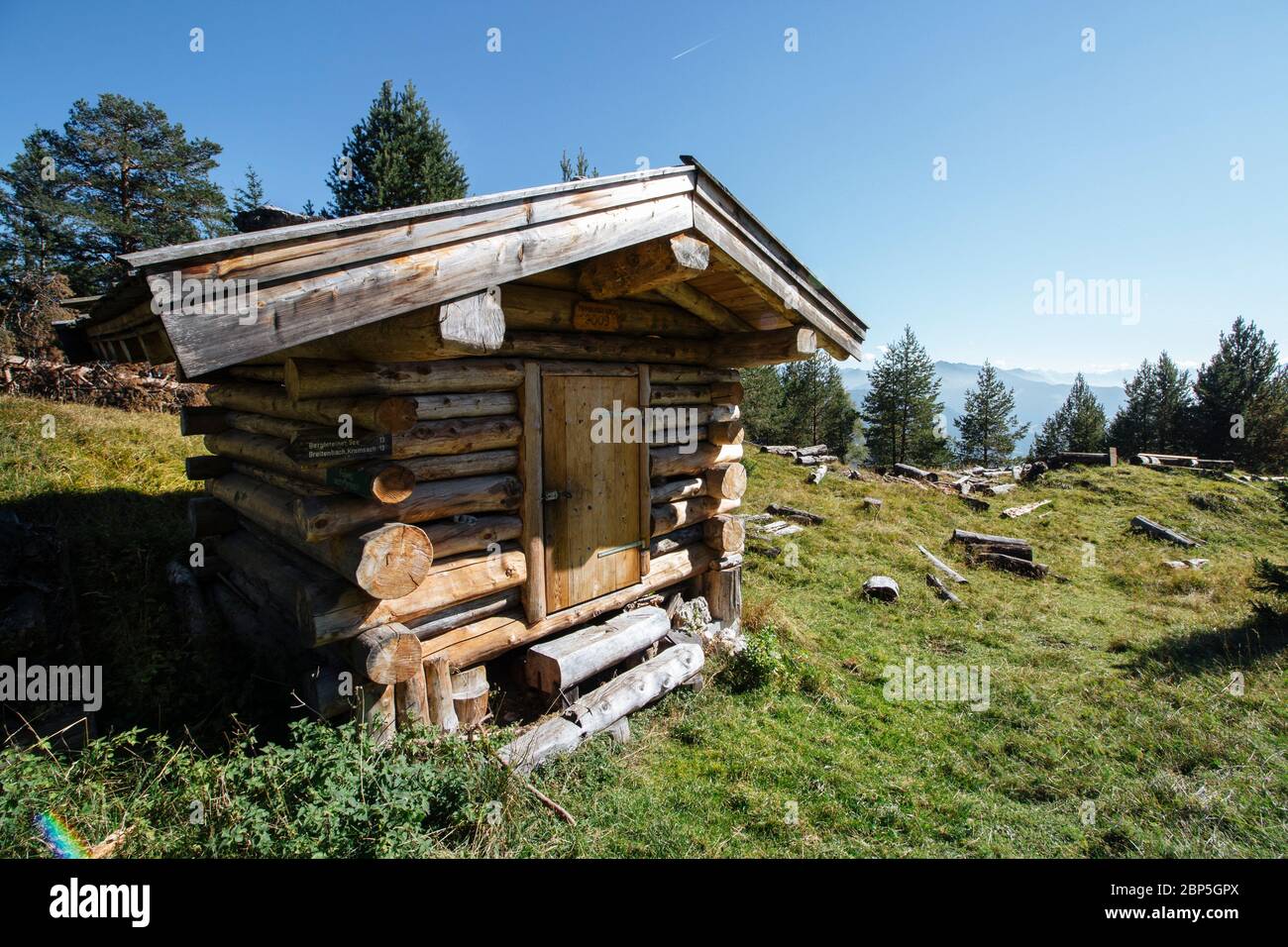 Kleine Holzhütte in den österreichischen alpen, die wahrscheinlich zur Lagerung genutzt wird. Tirol, Österreich. Stockfoto